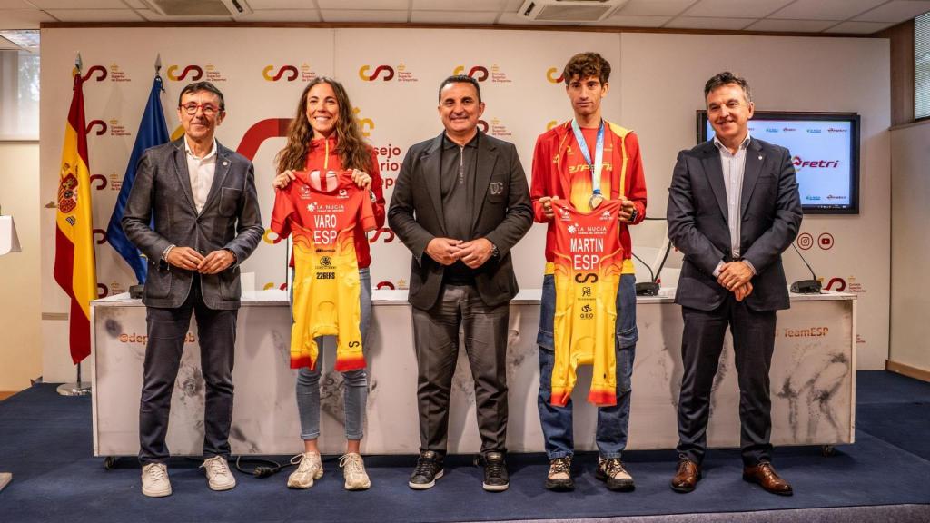 Presentación de la equipación de la Selección Española de Triatlón de Multideporte  en el Consejo Superior de Deportes (CSD) en Madrid, con presencia del alcalde de La Nucía, Bernabé Cano.