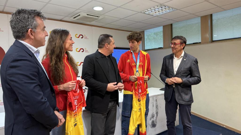 El campeón del mundo charla con el alcalde Bernabé Cano.