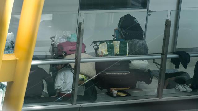 Varias personas se preparan para pernoctar en la T4 del Aeropuerto Adolfo Suárez-Madrid Barajas