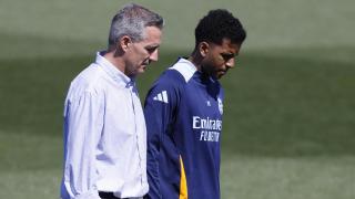 Rodrygo se marcha del entrenamiento acompañado del médico del Real Madrid