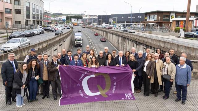 Asistentes al acto de renovación de la calidad, con la bandera que distingue al polígono empresarial de Agrela.