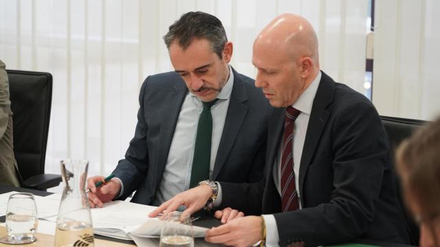 El portavoz del grupo parlamentario de Vox, David Hierro, y Carlos Menéndez, durante una Junta de Portavoces