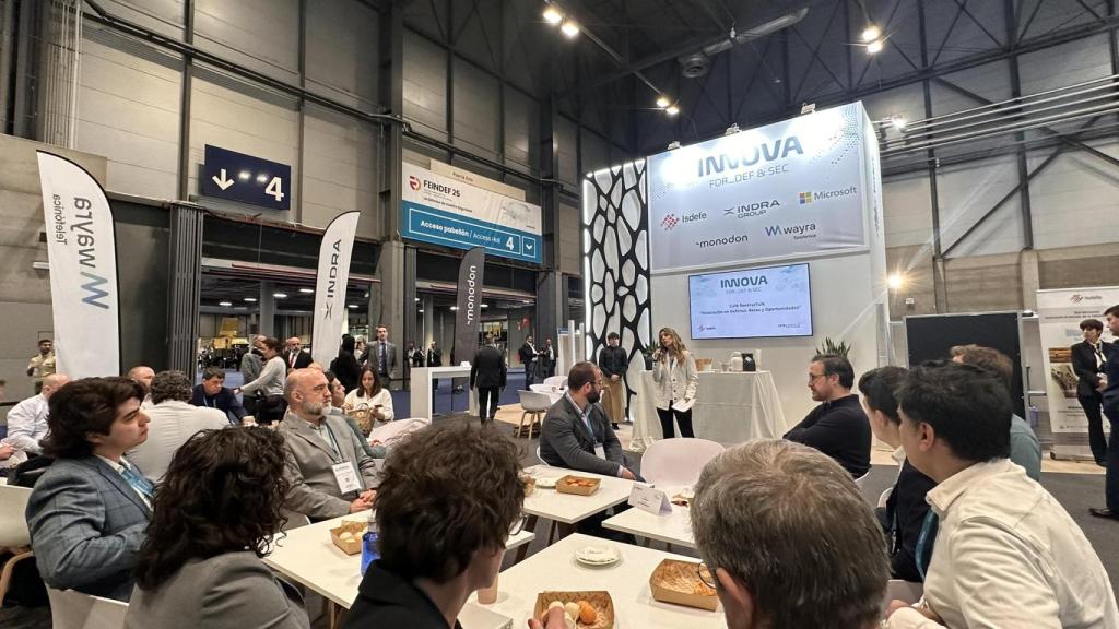 Los representantes de las startups y de las 'corporates' conversan en el evento organizado por Isdefe en colaboración con Innsomnia.