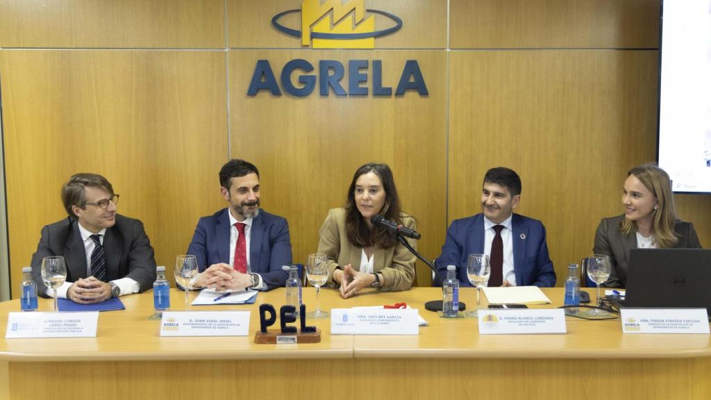 La alcaldesa, Inés Rey, en el centro, interviene en el acto de la Asociación de Empresarios de Agrela.