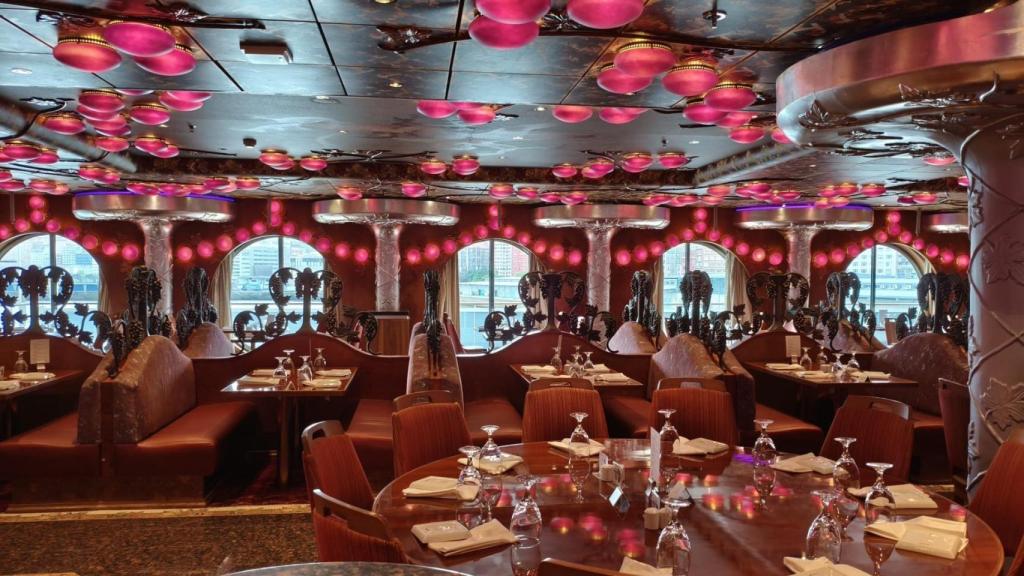 Así es el crucero Carnival Miracle que visita A Coruña por primera vez