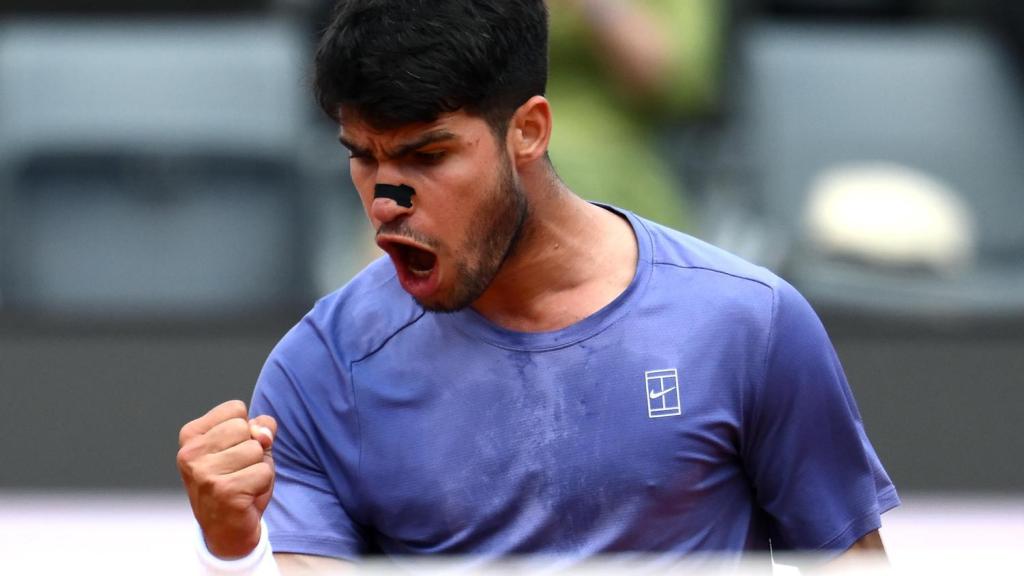 Carlos Alcaraz celebra durante su partido ante Khachanov