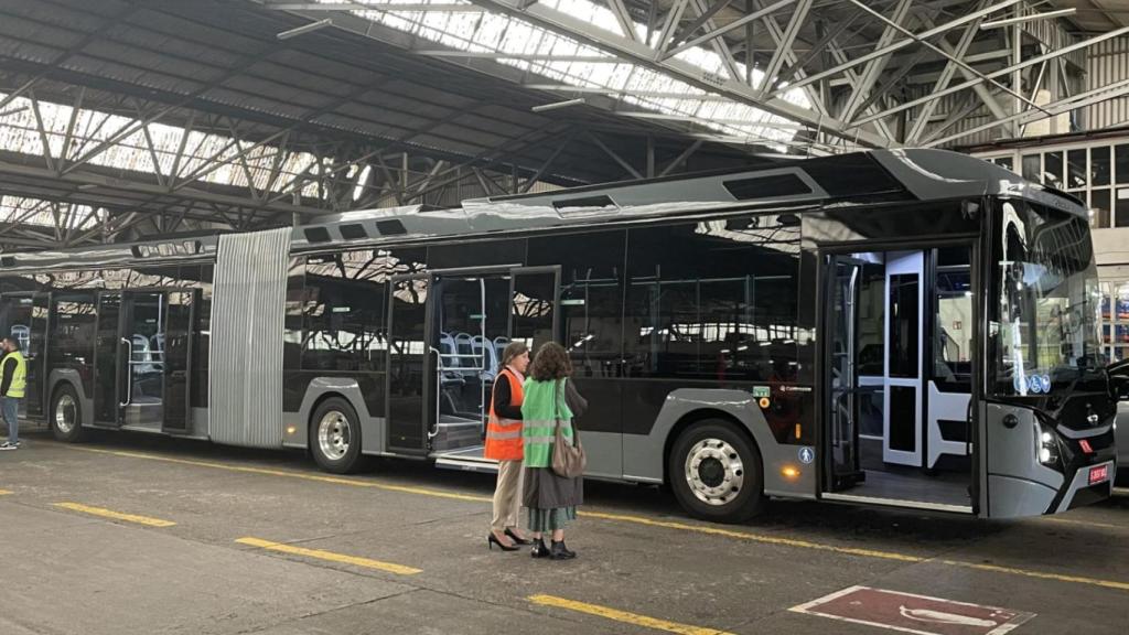 La Compañía de Tranvías de A Coruña prueba un nuevo autobús eléctrico articulado