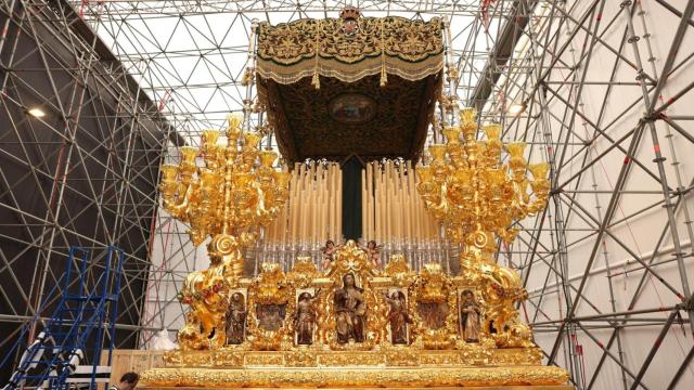 El trono de la Esperanza de Málaga en Roma.