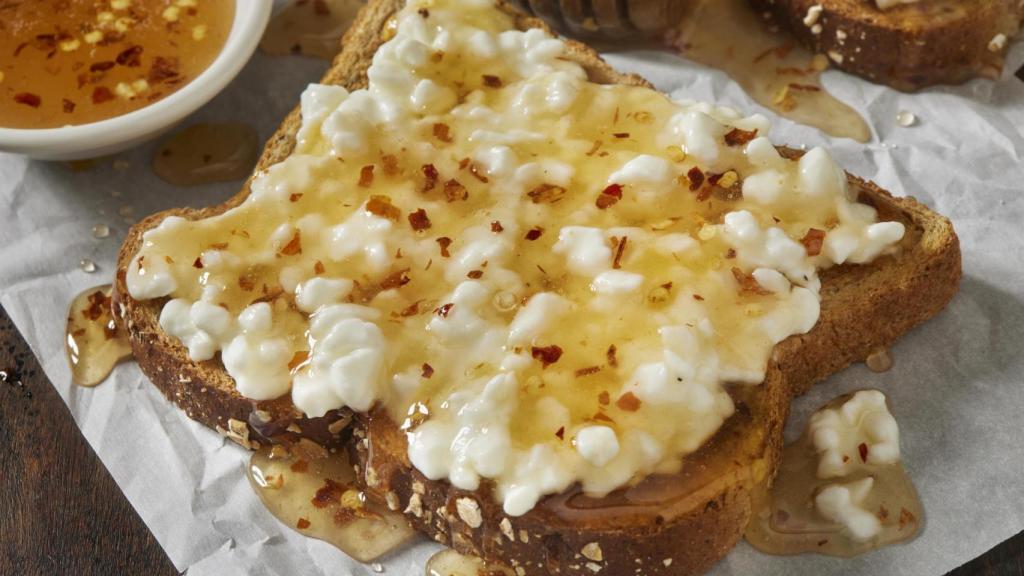 Una tostada con requesón.