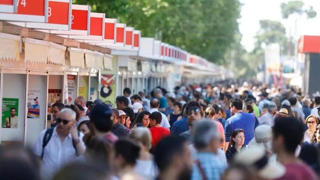 Visitantes de la Feria del Libro en el parque del Retiro en Madrid. Foto: Sergio Pérez