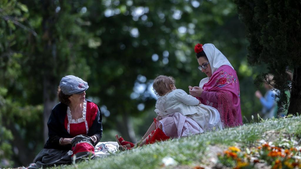 Dos mujeres vestidas de chulapa con una niña