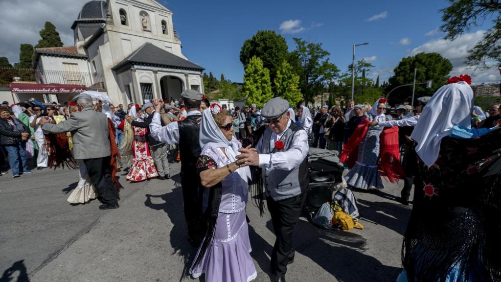 Parejas vestidos de chulapos bailan el chotis en la Pradera de San Isidro