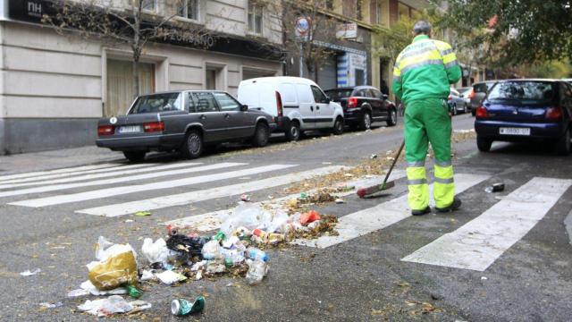 Vista de una calle en Madrid en plena huelga de basureros.