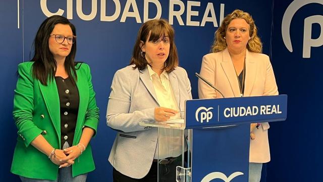 Gloria Chamorro, alcaldesa de Guadalmez (Ciudad Real), en el centro de la imagen.