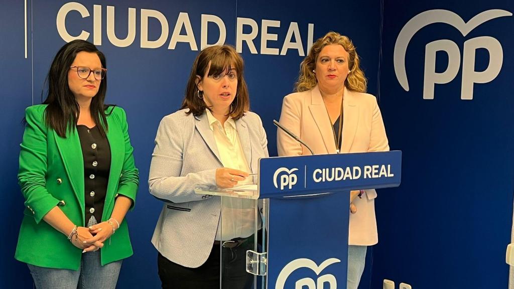 Gloria Chamorro, alcaldesa de Guadalmez (Ciudad Real), en el centro de la imagen.