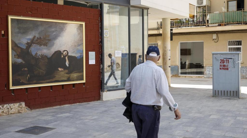 Una persona pasa ante el cuadro de José de Ribera El sueño de Jacob durante la iniciativa del Museo Nacional del Prado 'En un lugar de…'. Efe / Biel Aliño
