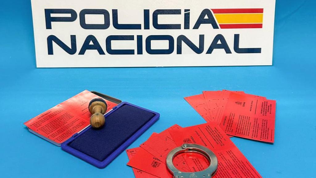 La Policía desmantela en Segovia una trama que falsificaba tarjetas rojas de solicitud de asilo