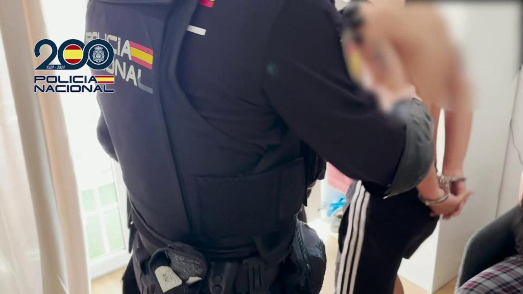 Detención de uno de los sospechosos.