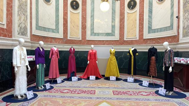 Los trajes de APRAMP que se exponen en el Congreso de los Diputados.