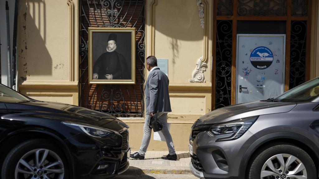 Una persona pasa ante el cuadro de José de Ribera 'El sueño de Jacob' durante la iniciativa del Museo Nacional del Prado 'En un lugar de…'. Efe / Biel Aliño