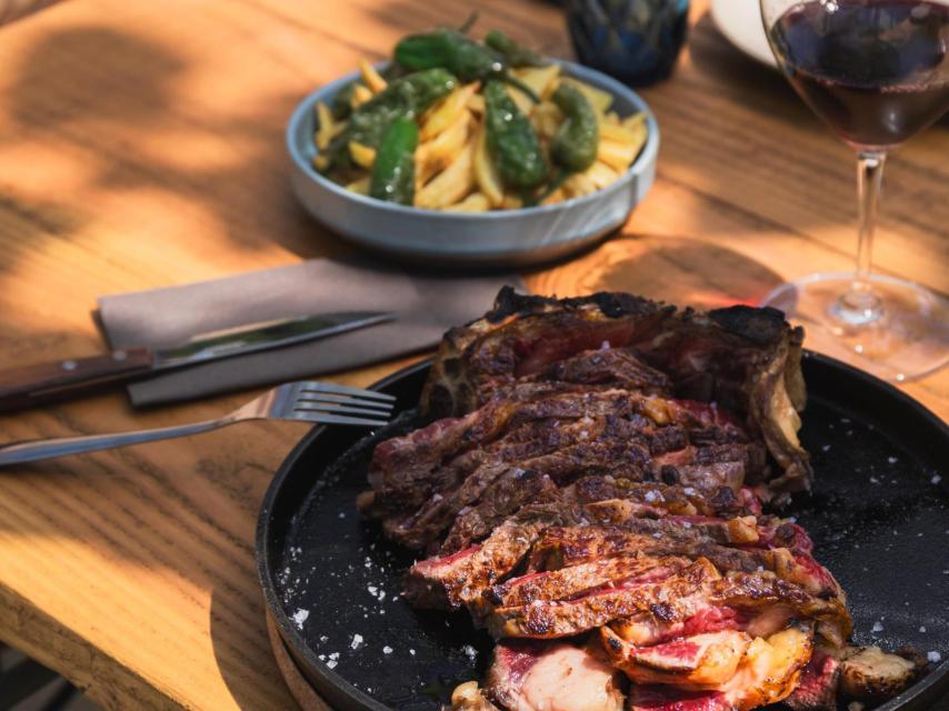 Una de las carnes a la brasa de Llenya.