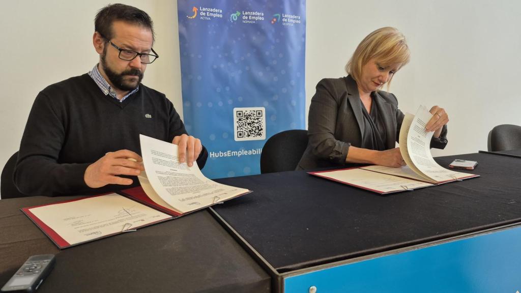 Firma del convenio entre la Fundación Santa María la Real y la consejera Leticia García