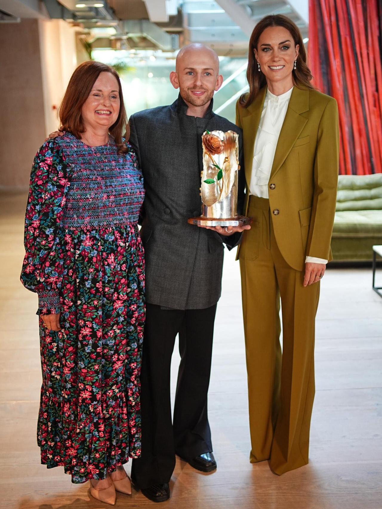 La Princesa, con el diseñador ganador y su madre.