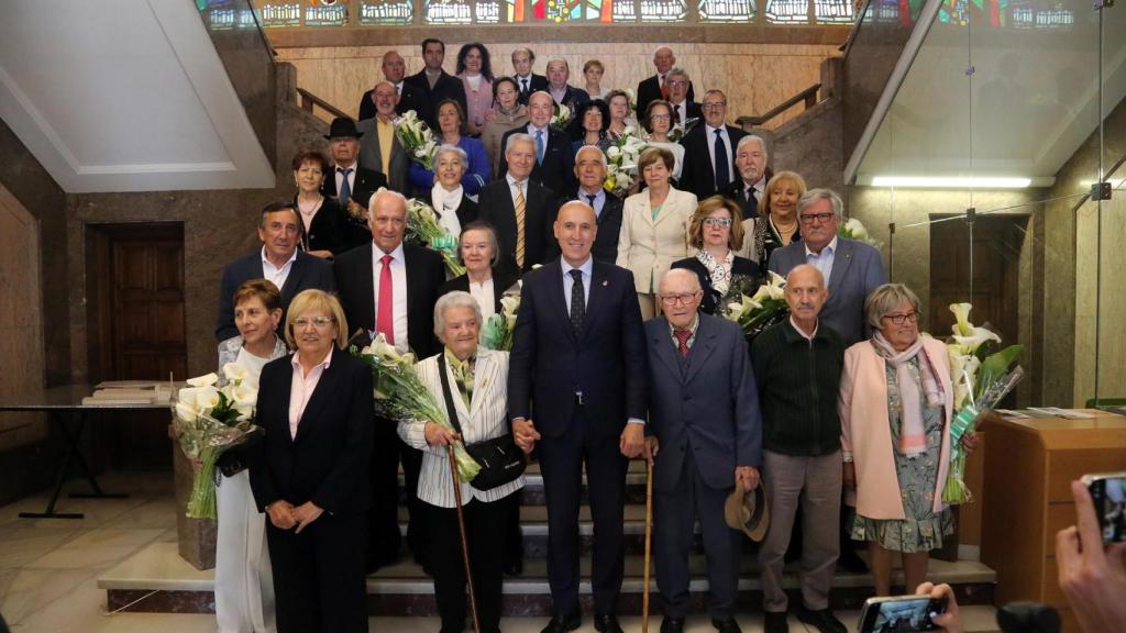 Matrimonios que celebran las Bodas de Oro y Diamante visitan el Ayuntamiento de León