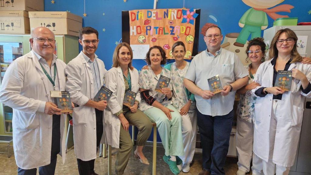 Profesionales con el libro donado.