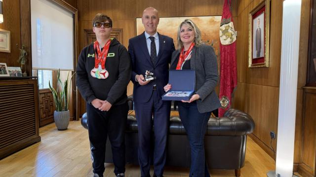 El deportista Guzmán Carro, recibido por el alcalde de León, José Antonio Diez