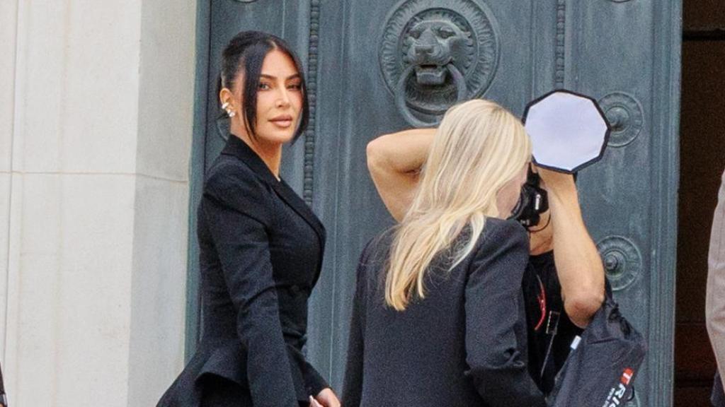 Kim Kardashian llegando al tribunal de París.