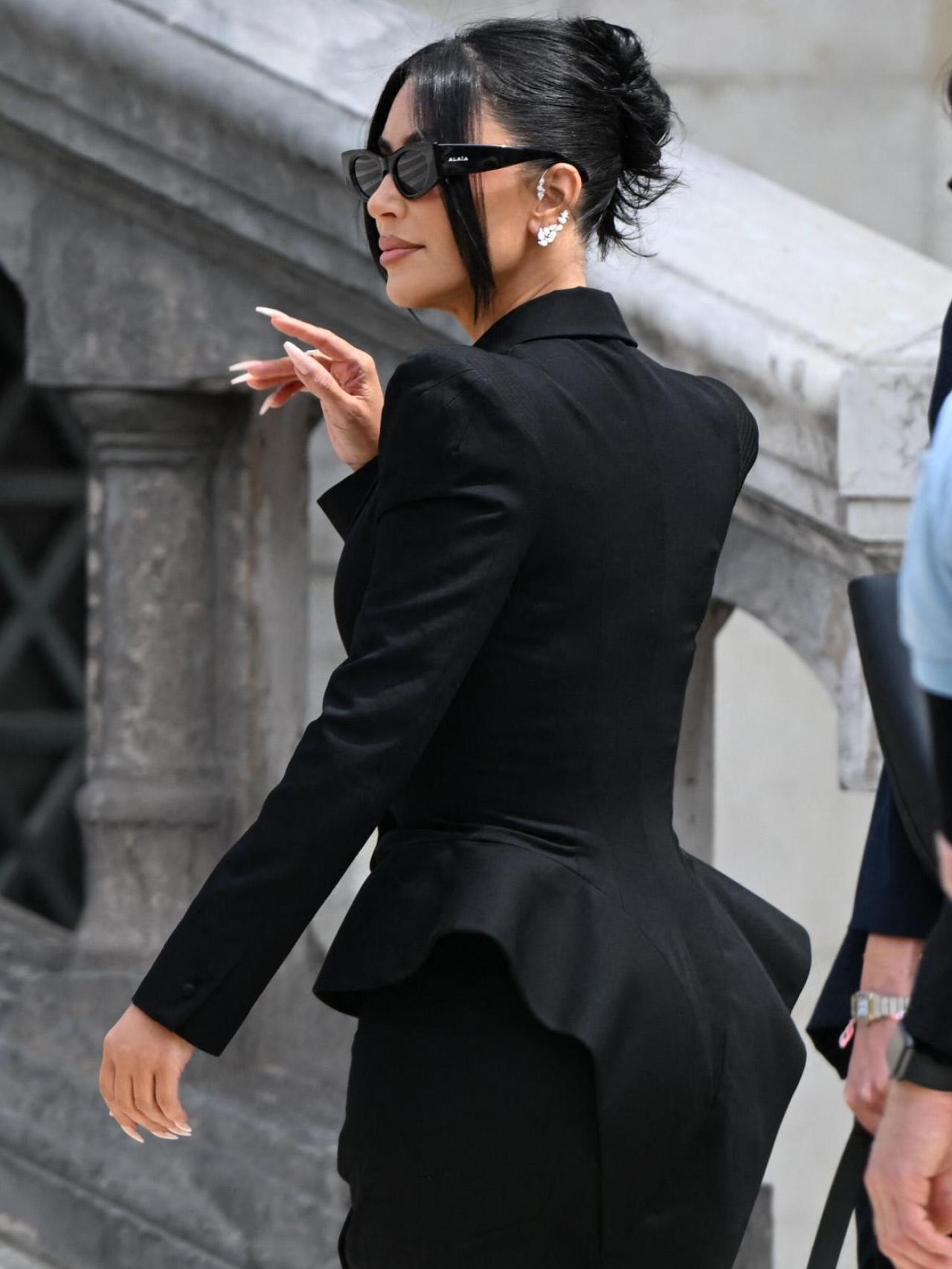 Kim Kardashian en la puerta del tribunal de París.
