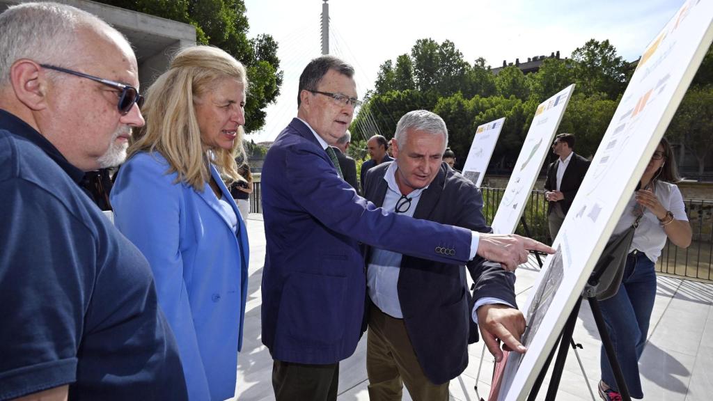 El alcalde de Murcia, José Ballesta (cd), explica este martes las características del proyecto de renaturalización del meandro del Vivillo.