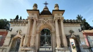 La fachada del Cementerio de Nuestro Padre Jesús, en Murcia.