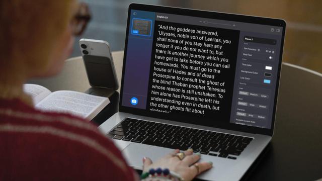 Usuario usando el nuevo magnificador de Mac.