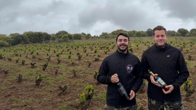 Víctor Andrés Mozo (izq) y Mario Toribio Rodríguez (drch) en sus viñas en Badilla de Sayago (Zamora).
