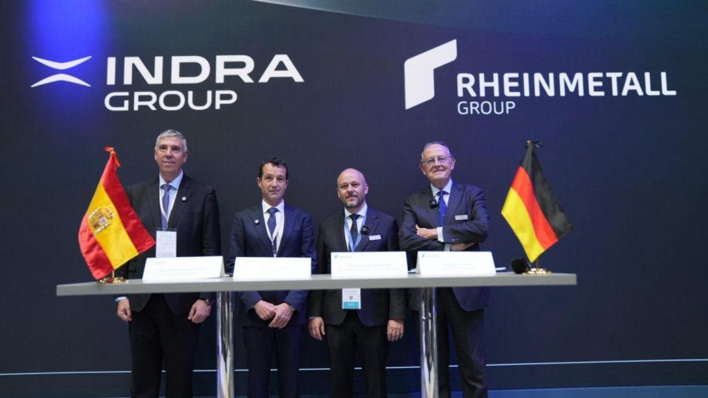 De izquierda a derecha: José Vicente de los Mozos, CEO de Indra Group; Ángel Escribano, presidente ejecutivo de Indra Group; Eduardo Veen Martínez, CEO Rheinmetall Business Unit Tactical Vehicles; y José Luis Urcelay, presidente de Rheinmetall EM