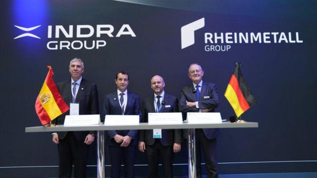 De izquierda a derecha: José Vicente de los Mozos, CEO de Indra Group; Ángel Escribano, presidente ejecutivo de Indra Group; Eduardo Veen Martínez, CEO Rheinmetall Business Unit Tactical Vehicles; y José Luis Urcelay, presidente de Rheinmetall EM