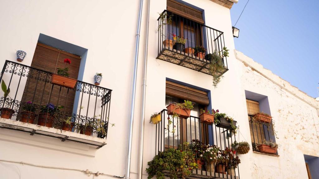 Una de las fachadas de una vivienda en Aín (Casrtellón). Turisme CV