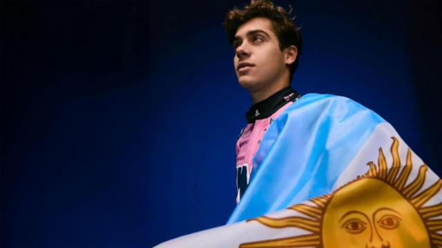 Franco Colapinto, con el mono de Alpine y la bandera argentina