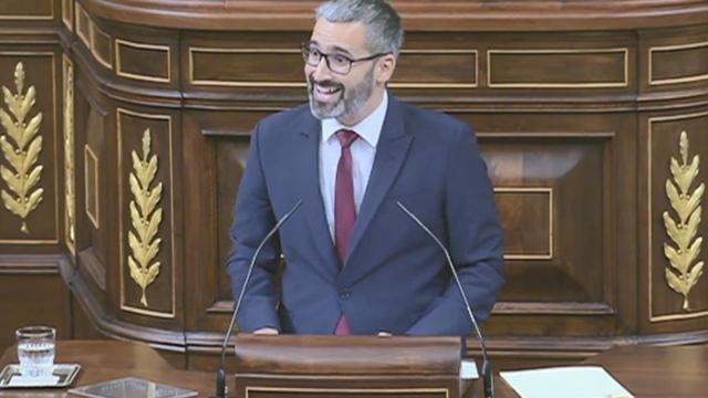 Francisco Lucas, diputado socialista en el Congreso por Murcia, se dirige a la bancada popular durante su intervención.