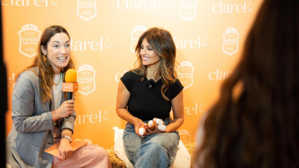 Mónica Cruz, madrina de Clarel durante la previa al evento de la comunidad de Magas.