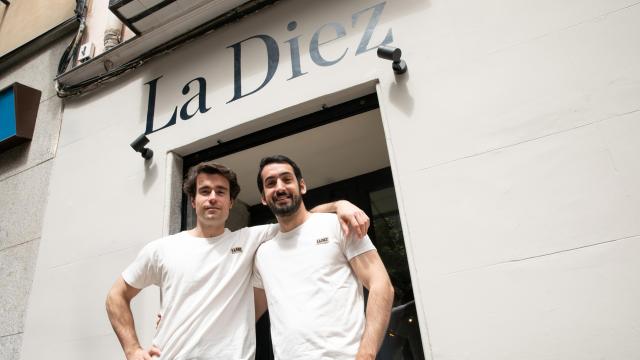 Luis Barranco y Álvaro Vallejo, en la fachada de su casa de las milanesas, La Diez.