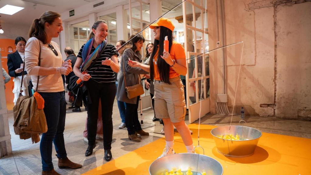 Las 'magas' de la comunidad jugando en 'Villa Clarel'.