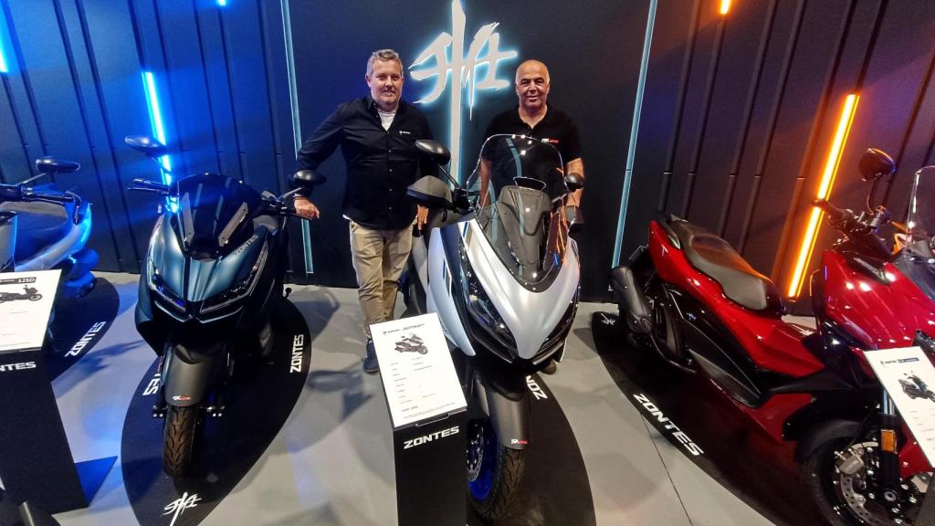 Roberto Villalobos, delegado de Zontes y Carlos Martos, gerente de SK Motos.