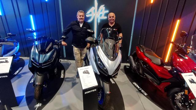 Roberto Villalobos, delegado de Zontes y Carlos Martos, gerente de SK Motos.