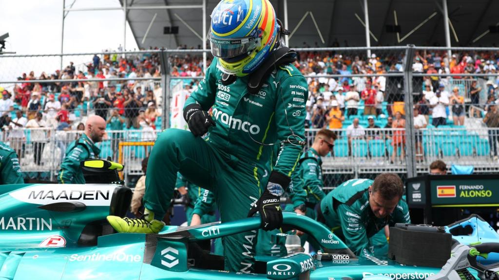 Fernando Alonso, bajándose del AMR25 en el GP de Miami