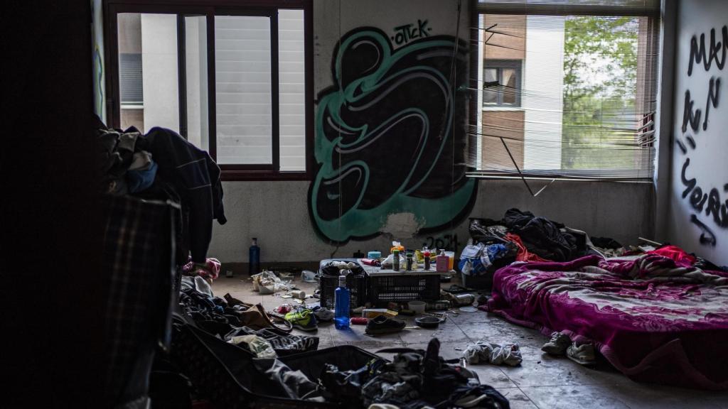 El asentamiento de una persona sin hogar en la calle Trespaderne, en Madrid.