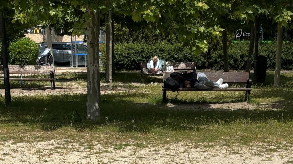 Dos personas sin hogar en un parque de Barajas, al lado del aeropuerto.