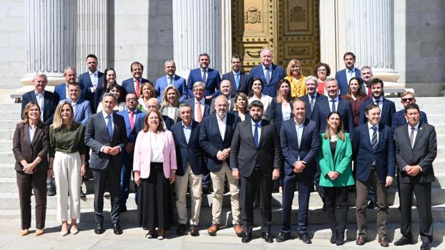 El presidente del SCRATS, Lucas Jiménes, junto al presidente de la Región de Murcia, López-Miras, y los diputados del PP de Alicante, Murcia y Almería ayer en el Congreso de los Diputados.